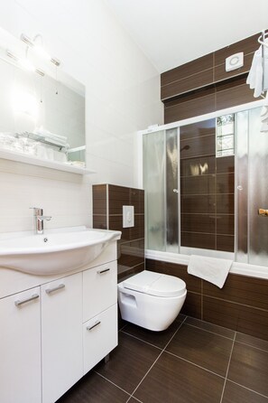Studio, Balcony | Bathroom | Combined shower/tub, deep soaking tub, free toiletries, hair dryer - Pansion Zlatna Ribica (Sibenik)