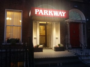 Property entrance - Parkway Guesthouse (Dublin)