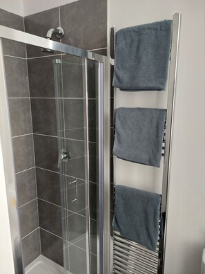 Habitació triple | Bany | Dutxa, assecador de cabells i tovalloles 