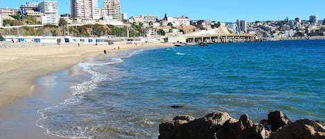 Una spiaggia nelle vicinanze