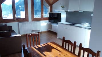 Superior Penthouse, 2 Bedrooms, Mountain View | In-room dining