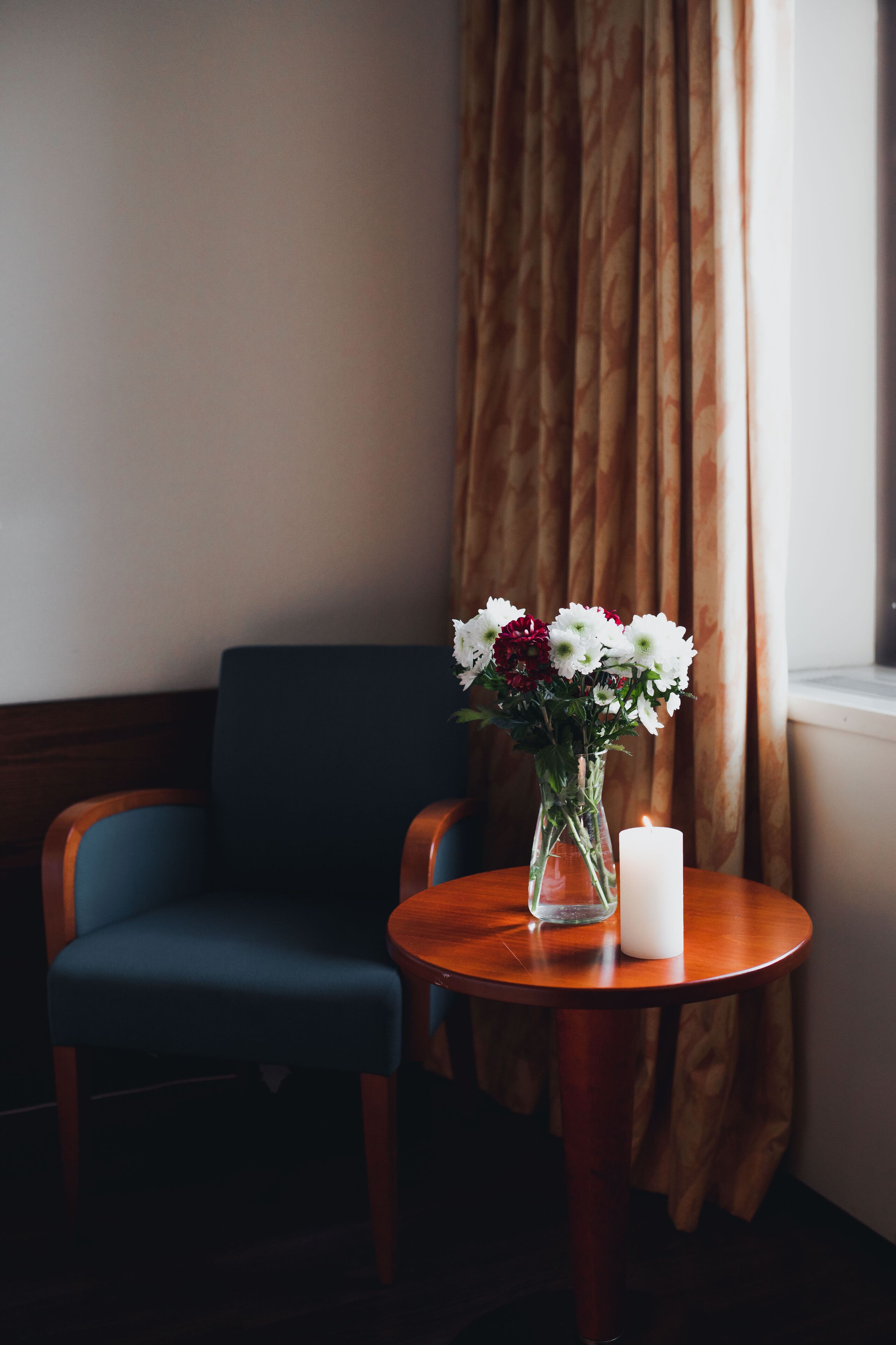 Literie hypoallergénique, bureau, fer et planche à repasser