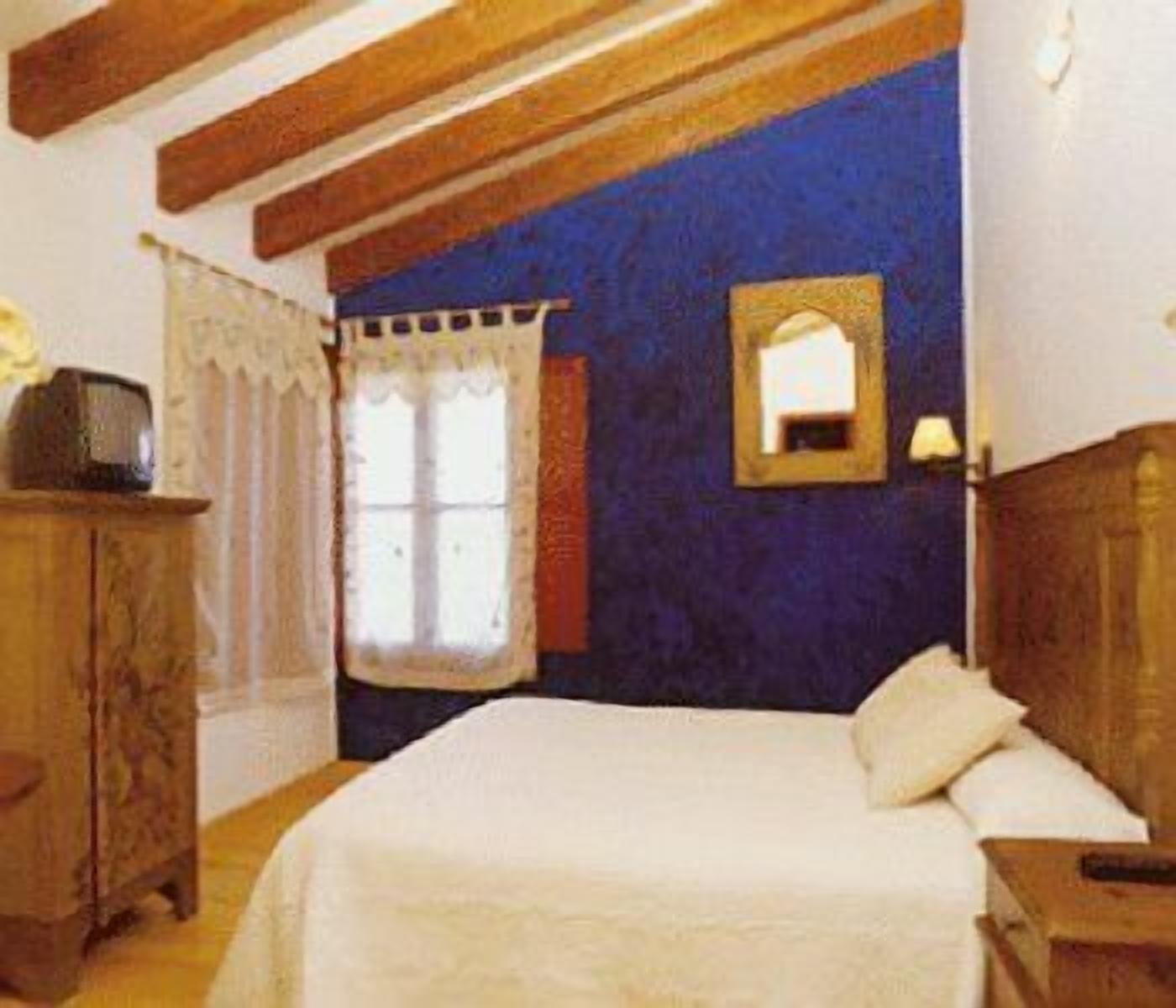 Desk, soundproofing, free WiFi