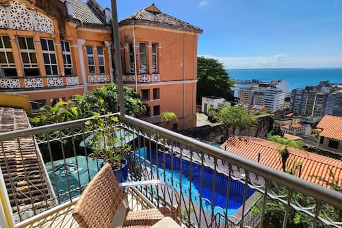 Piscina externa, funciona das 7h às 20h, guarda-sóis, espreguiçadeiras