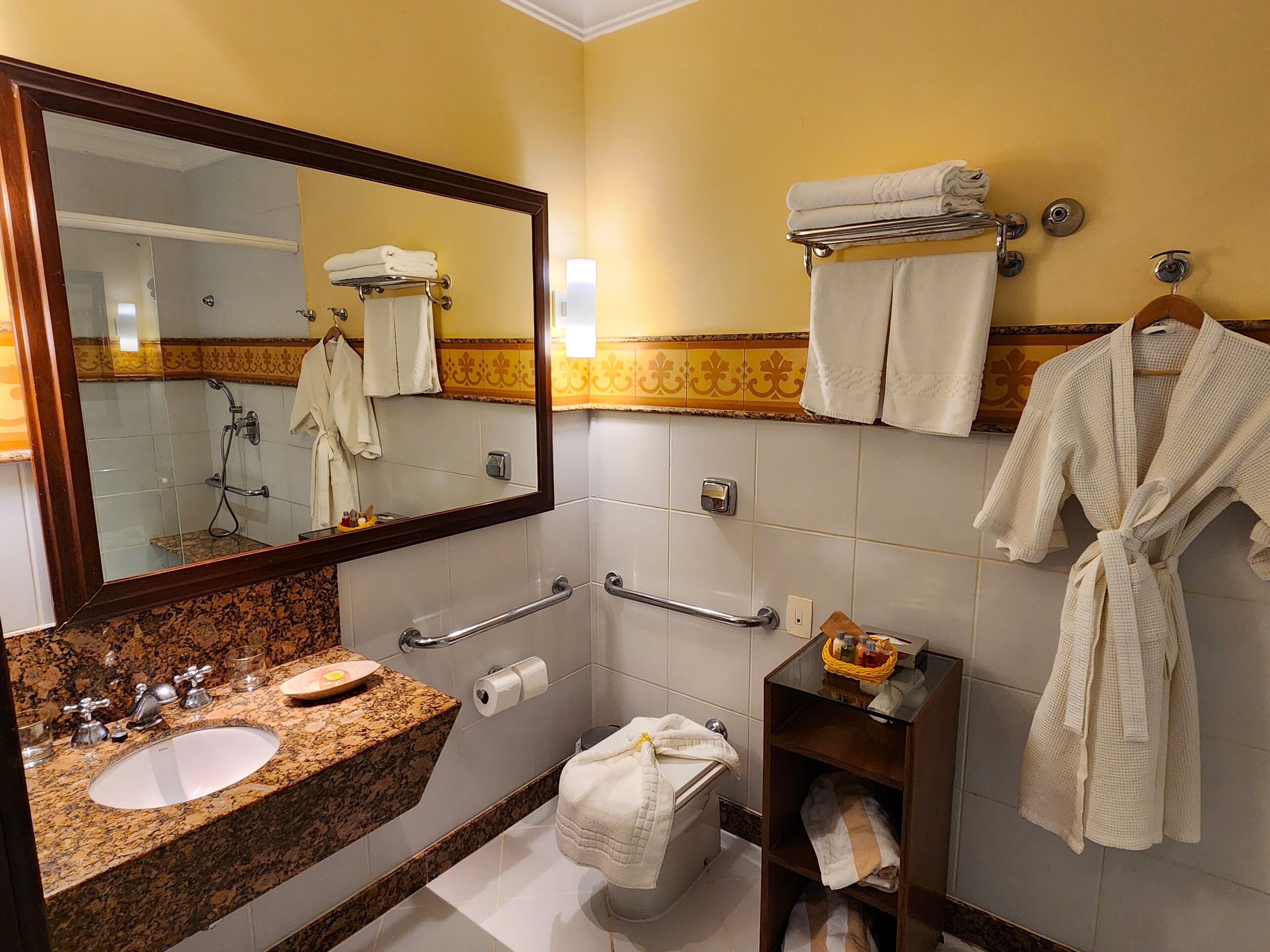 standard double room | bathroom | free toiletries, hair dryer, bathrobes, bidet