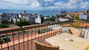 Chambre DeLuxe SuperKing Vue Baie & Terrasse | Literie de qualité supérieure, surmatelas, minibar