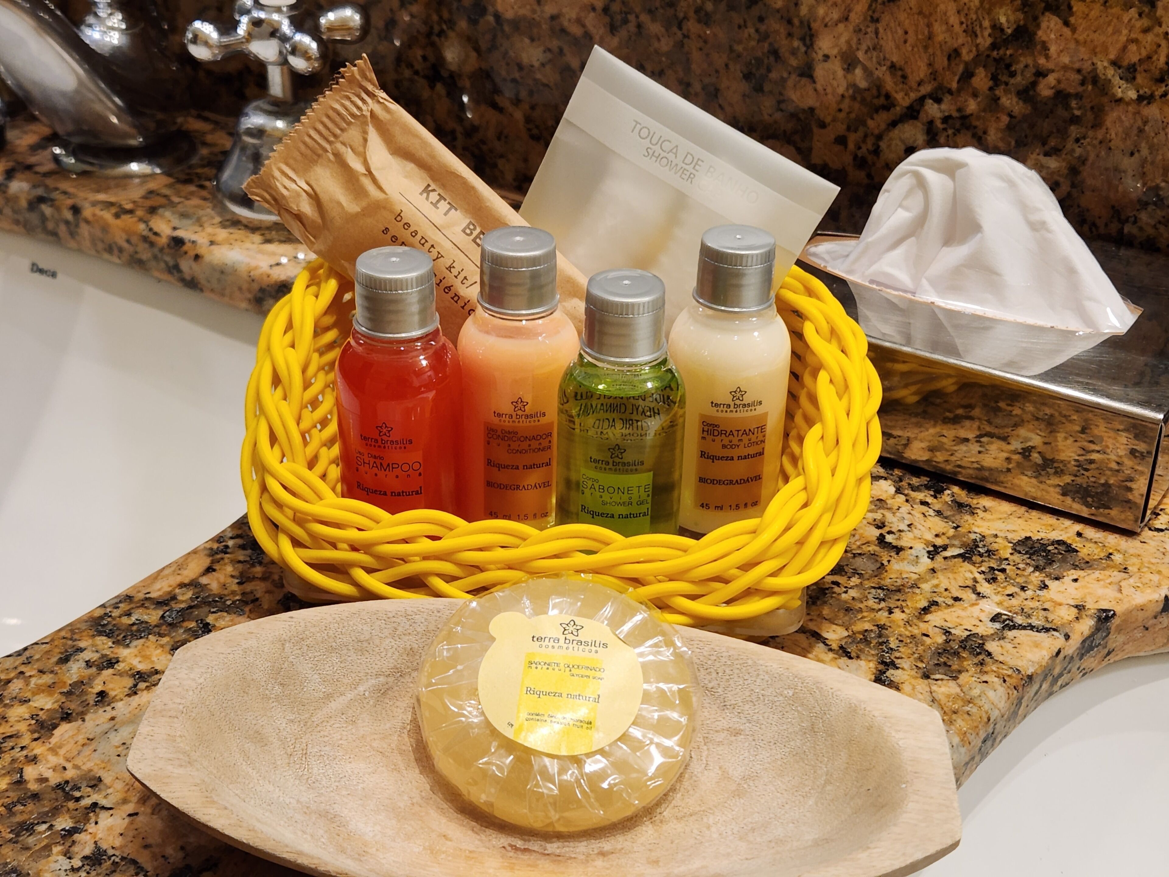 deluxe king bay view varanda | bathroom | free toiletries, hair dryer, bathrobes, bidet