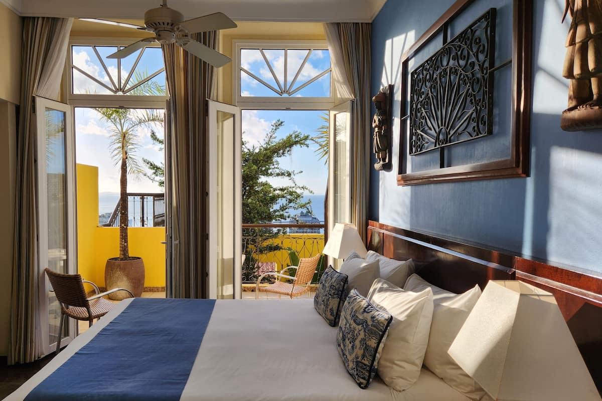 deluxe king bay view varanda | 1 bedroom, premium bedding, pillow-top beds, minibar