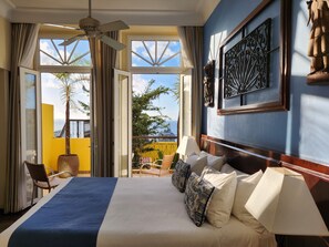 Deluxe kamer, 1 twee- of 2 eenpersoonsbedden, uitzicht op zee | Luxe beddengoed, pillowtop-bedden, een minibar, een kluis op de kamer