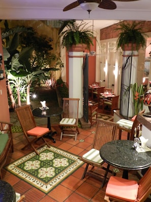2 Bars/Lounges, Tapas-Bar