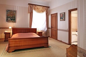 Luxury Suite, 1 King Bed | Soundproofing, iron/ironing board, rollaway beds, free WiFi