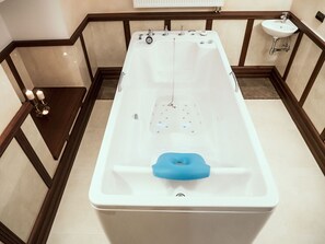 Indoor spa tub