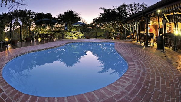 Outdoor pool - Isinkwe Backpackers Bushcamp (Hluhluwe)