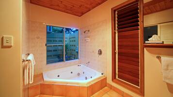 Spa Cottage | Bathroom | Separate bathtub and shower, jetted bath, free toiletries, hair dryer