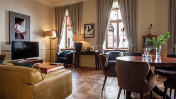 Presidential Suite | Minibar, in-room safe, individually furnished, desk