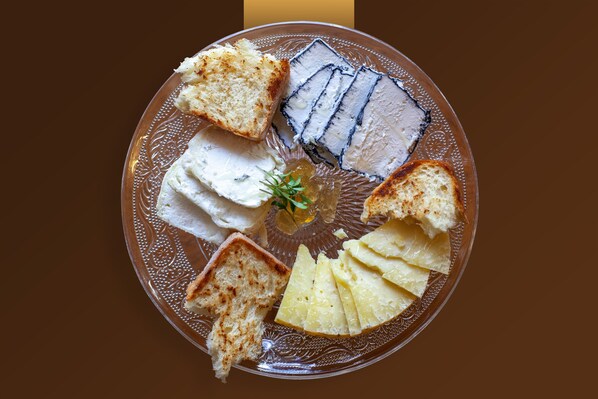 Une assiette contenant divers aliments, notamment du fromage, du pain et une garniture.