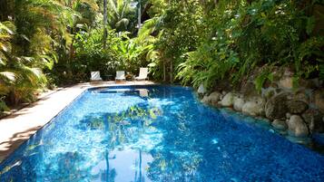 Kolam renang outdoor dan sebuah kolam renang air hangat