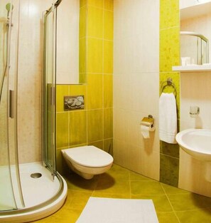 Kamar Double | Kamar mandi | Shower, perlengkapan mandi gratis, pengering rambut, dan handuk