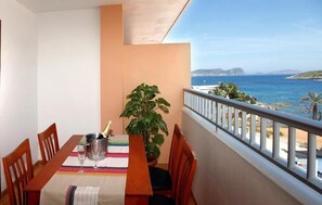 Frokost serveres, utsikt mot bassenget 