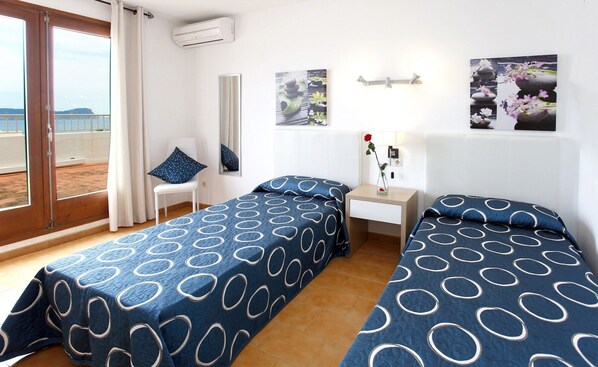 1 bedroom, in-room safe, desk, blackout drapes - Apartamentos Typic Sandic (Santa Eulalia del Rio)