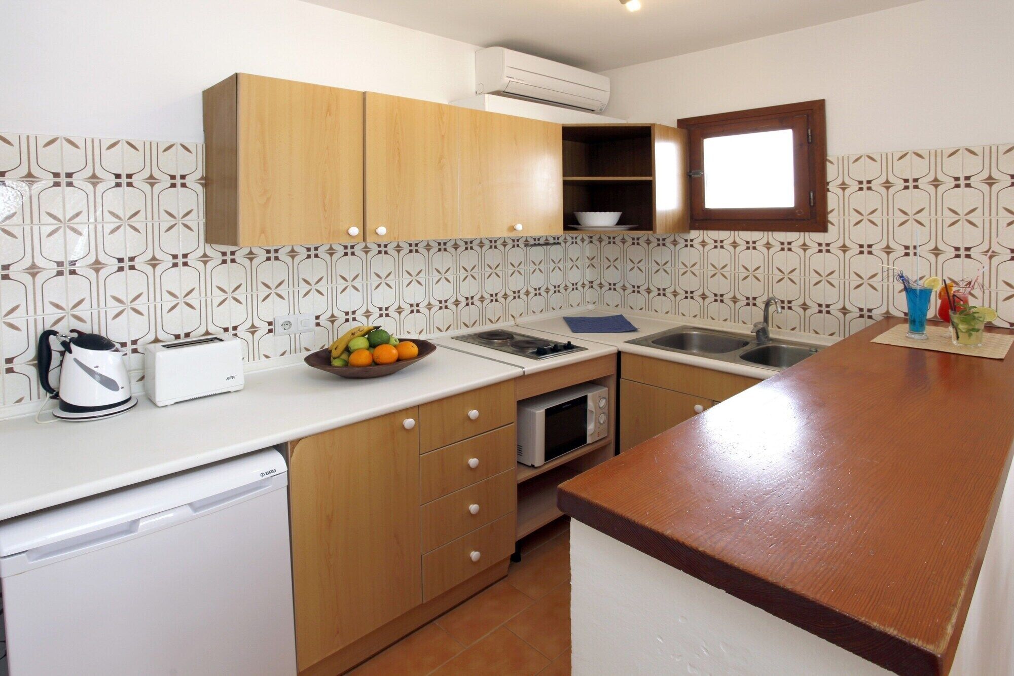 Kühlschrank, Mikrowelle, Wasserkocher, Kochgeschirr/Geschirr/Besteck