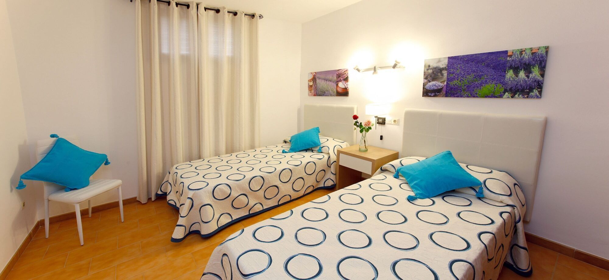1 slaapkamer, een kluis op de kamer, een bureau