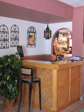 Utsikt mot bassenget, serverer frokost