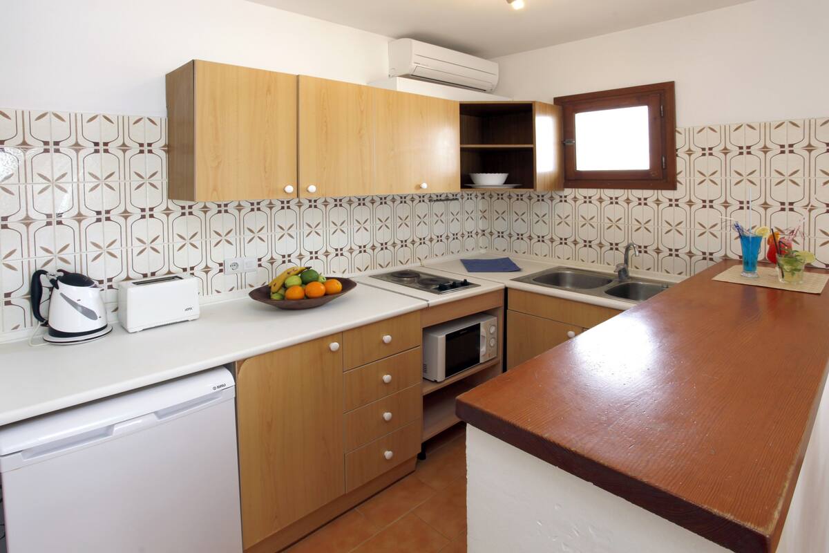 Frigorífico, microondas, hervidor eléctrico y utensilios de cocina