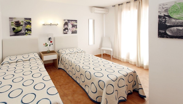 1 habitación, caja de seguridad en la habitación y escritorio 