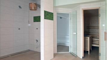 Sauna, hot tub, steam room, facials, reflexology, 2 treatment rooms