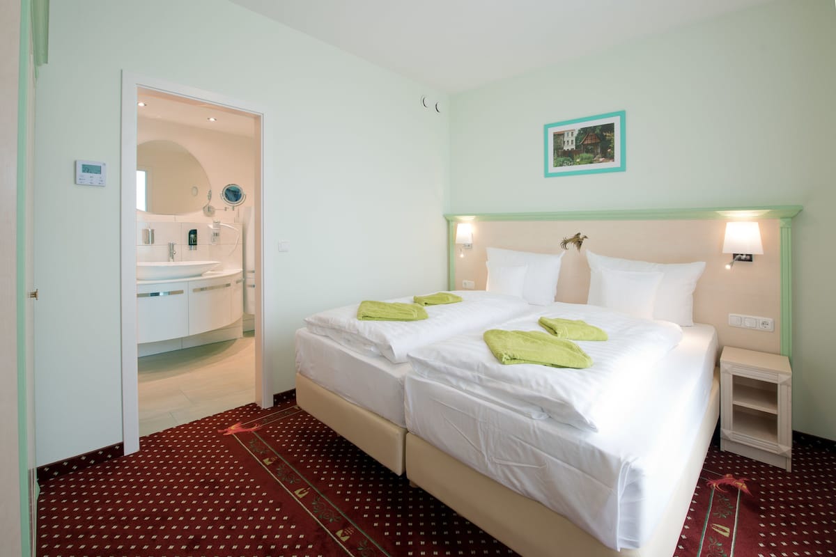 Minibar, rollaway beds, free WiFi