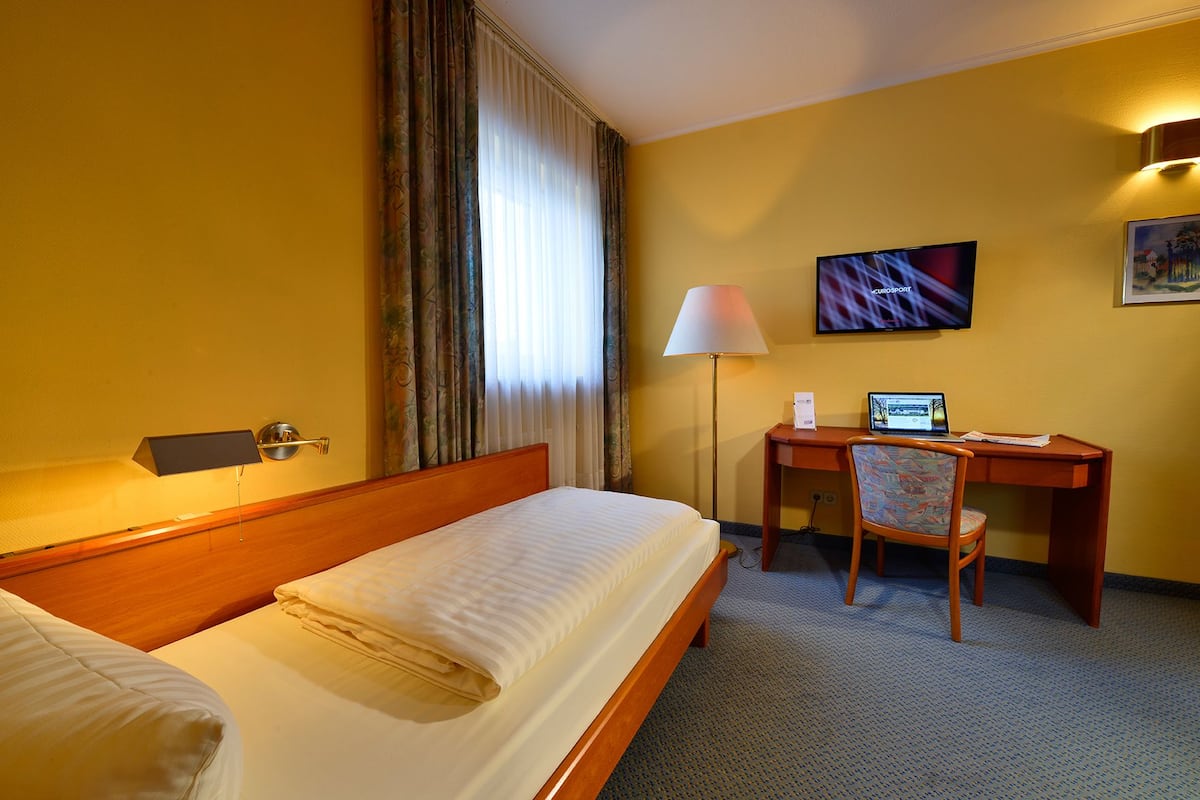 Standard Single Room | Hypo-allergenic bedding, in-room safe, desk, iron/ironing board