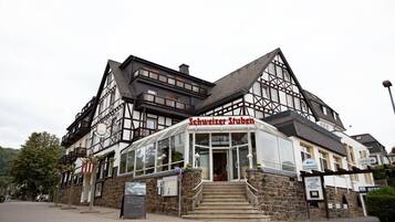 Pintu masuk properti