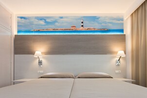 Cortinas opacas, wifi gratis, ropa de cama