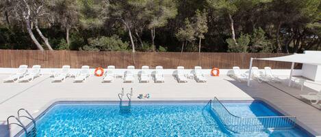 Piscine extérieure, chaises longues