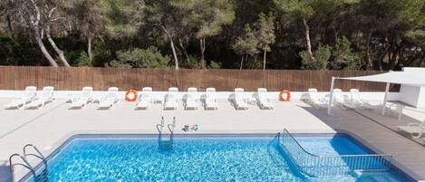 Outdoor pool, sun loungers