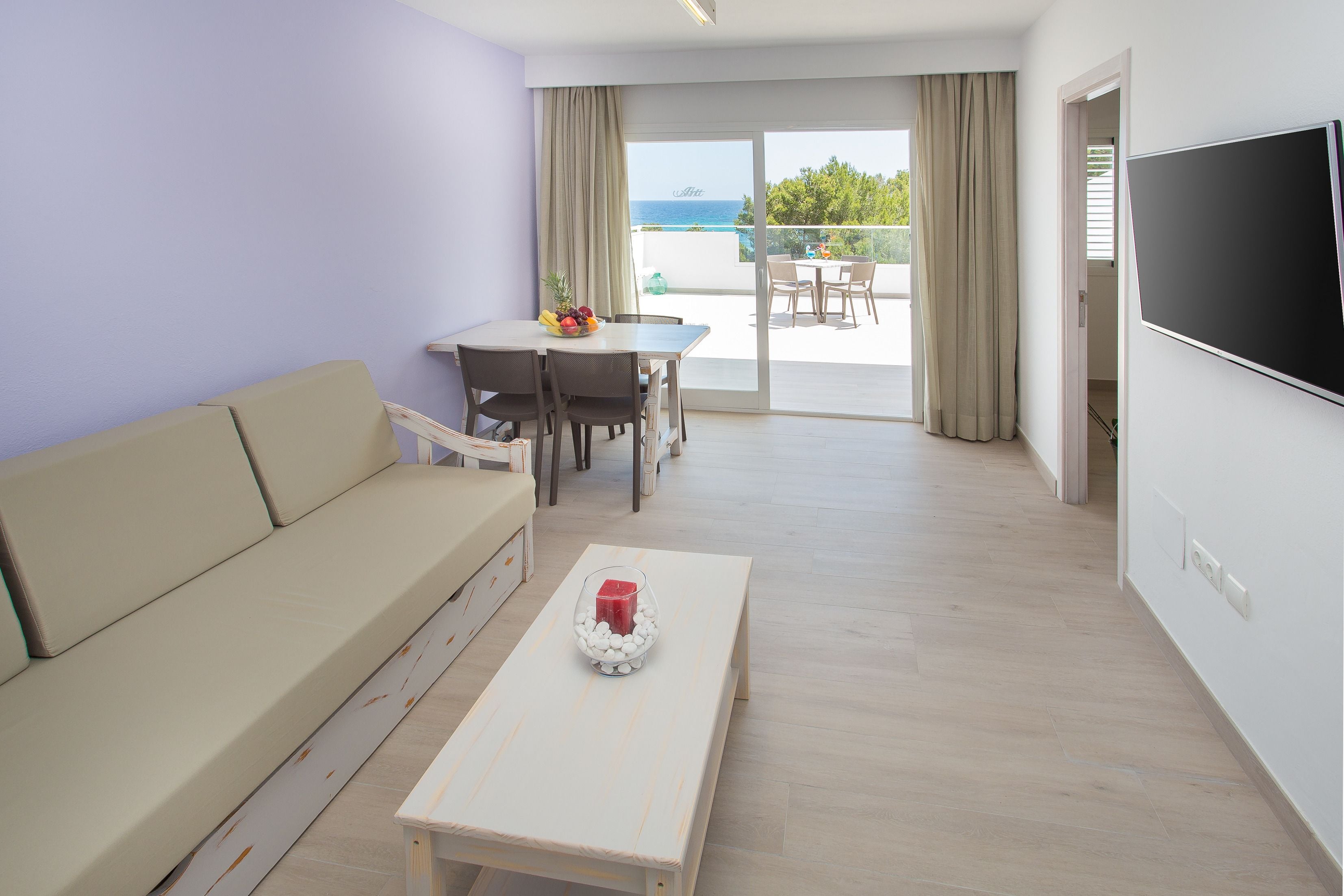 Apartemen Standar, 2 kamar tidur, teras | Ruang keluarga | TV