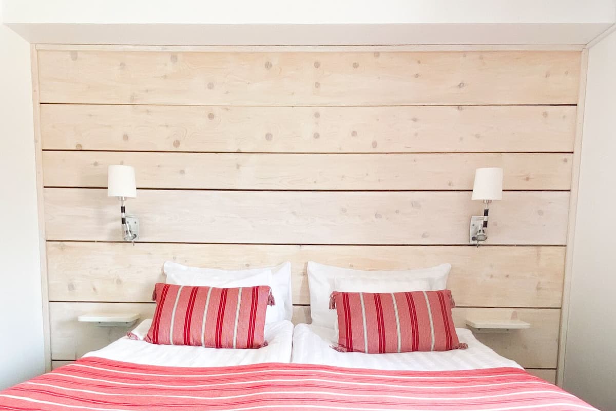 Escritorio, cortinas opacas, tabla de planchar con plancha y wifi gratis