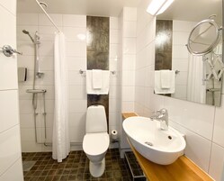 Habitación doble | Baño | Ducha, secador de pelo y toallas