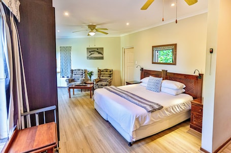 Studio Suite (The Dolphin) | In-room safe, individually decorated, individually furnished. Zuider Zee Guest House