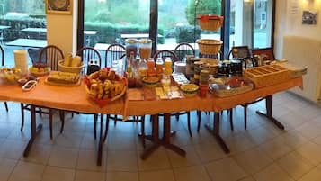 Se ofrece un desayuno completo todos los días (por un coste adicional)
