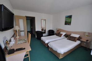 Individually decorated, individually furnished, desk, laptop workspace - Relais de la Vallée (Hyevre-Paroisse)