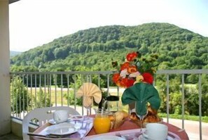 Outdoor dining - Relais de la Vallée (Hyevre-Paroisse)