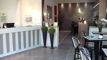 Breakfast (EUR 12 per person)