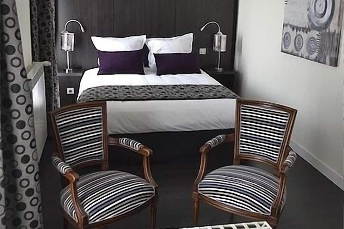 comfort suite | in-room safe, desk, free wifi, bed sheets