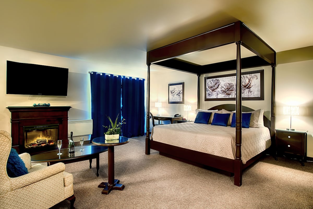 luxury studio suite, 1 king bed | 1 bedroom, desk, soundproofing, iron/ironing board