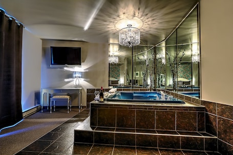 Bañera con ducha, secador de pelo, toallas. Hotel & Suites Monte-Cristo