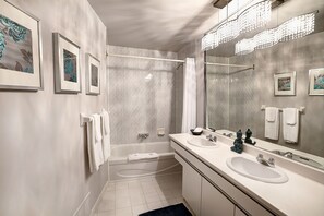 Combined shower/bathtub, hair dryer, towels - Hotel & Suites Monte-Cristo (L'Ancienne-Lorette)