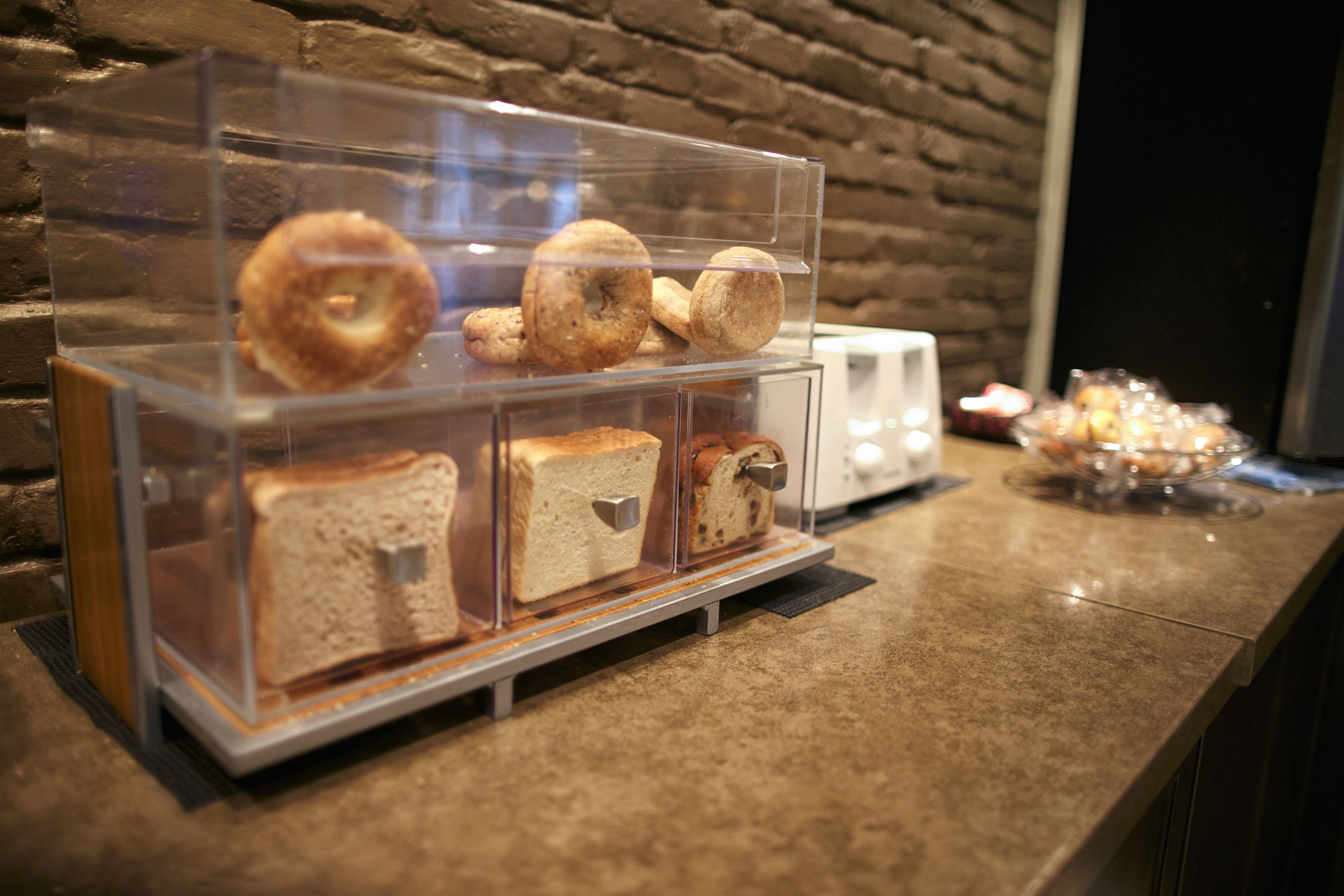 Une vitrine contenant divers types de pâtisseries et de pains.