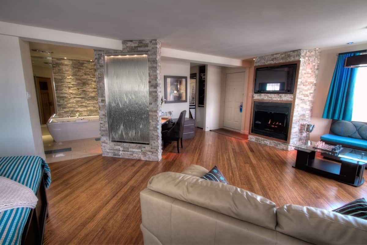 Suite (Jouvence) | Living area | 32-inch TV with cable channels, DVD player